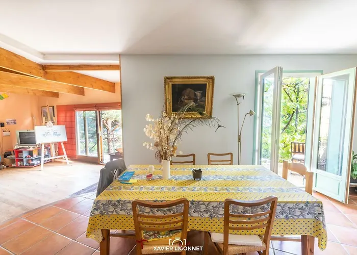 לינה וארוחת בוקר Le Petit Paradis *